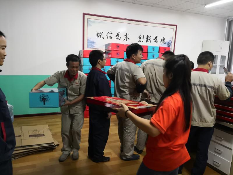 许昌智工中秋节发放礼品