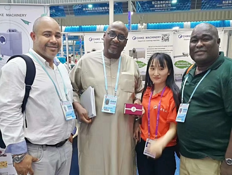 阿拉伯客户和公司翻译亲切合影