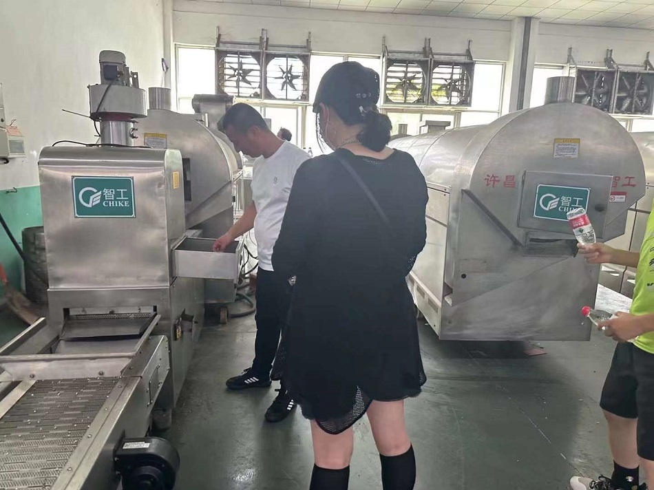 辽宁盘锦客户来厂考察试机订购电磁流水线炒瓜子设备
