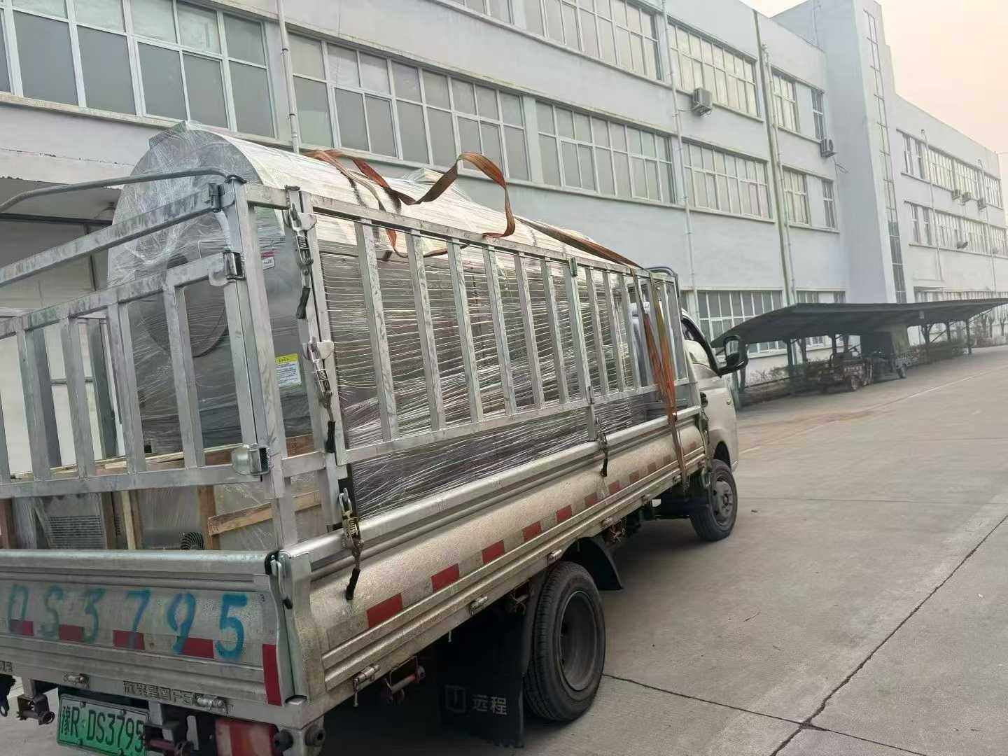 河南客户复购的500斤电磁炒花生果设备专车发货