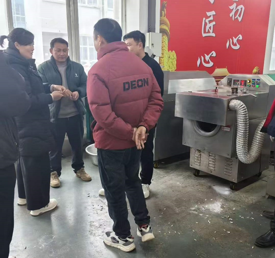 山东客户现场考察订购许昌智工中型电磁炒货机